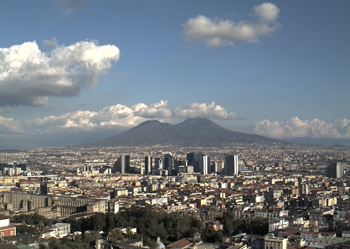 Вид на вулкан Везувий в  Неаполе, Италия