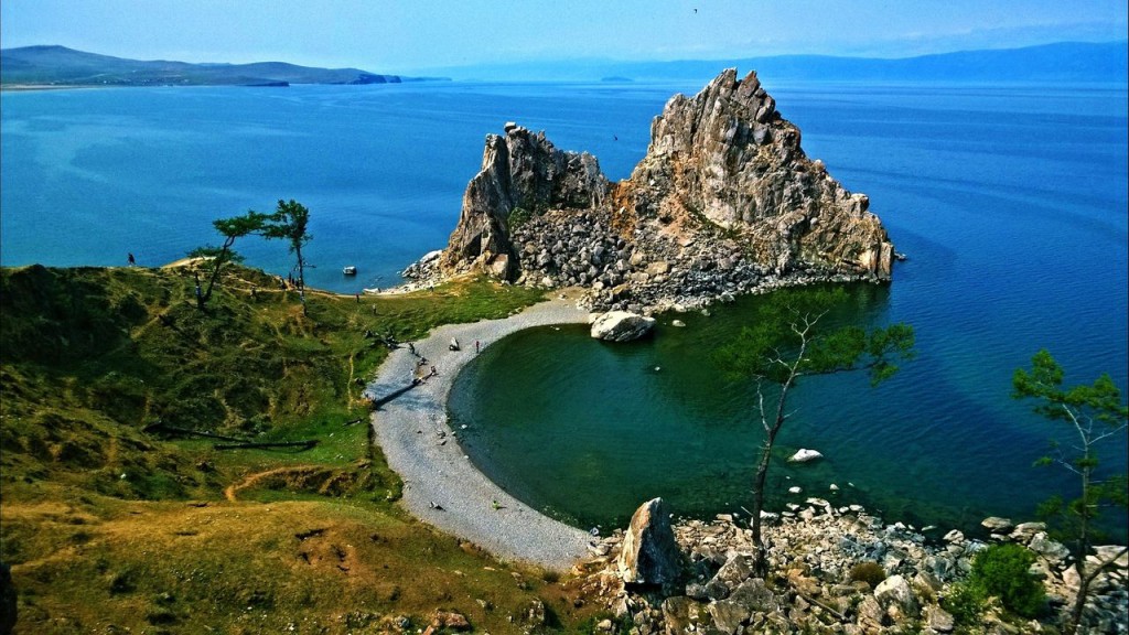 Панорама побережья озера Байкал